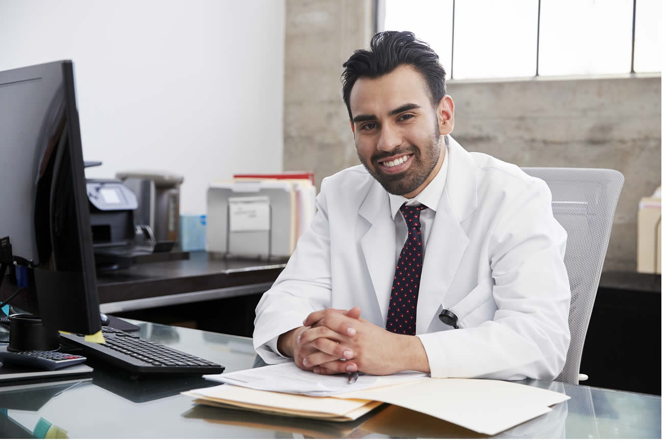 Dr. Rafael Mendes Especialidade: Psicologia Analítica (Jungiana) e Terapia Familiar Sistêmica. Experiência: Dr. Rafael Mendes possui 10 anos de experiência, dedicando-se a ajudar indivíduos e famílias a compreenderem dinâmicas inconscientes e padrões intergeracionais que afetam suas vidas. Ele é particularmente hábil em trabalhar com questões de autoconhecimento, crises existenciais e transições de vida significativas. Abordagem: Sua abordagem é profunda e reflexiva, incentivando o paciente a explorar sonhos, símbolos e mitos pessoais para encontrar significado e propósito. Na terapia familiar, ele trabalha para identificar os papéis e as interações dentro do sistema familiar, buscando reorganizar as relações para um funcionamento mais saudável. Diferencial: Dr. Rafael é conhecido por sua escuta atenta e sua capacidade de criar conexões profundas com seus pacientes. Ele também está envolvido em projetos sociais que visam democratizar o acesso à saúde mental, colaborando com iniciativas de atendimento psicológico de emergência, compreendendo a necessidade de suporte em momentos de vulnerabilidade extrema.